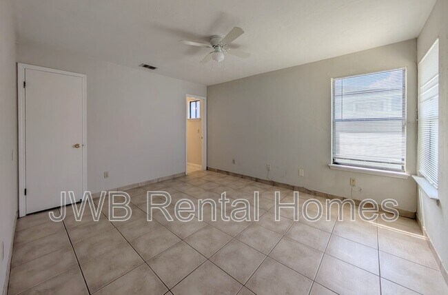Building Photo - 2390 Ironstone Dr E