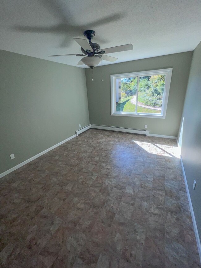 Building Photo - 1 Bedroom, 1 Bathroom Apartment In Desirab...