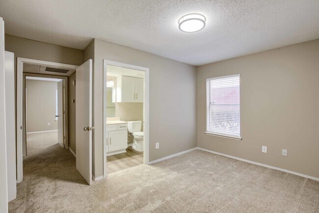 Building Photo - 501 Par Dr