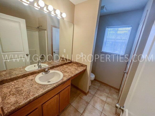 Building Photo - 3 Bedroom Townhome in Urbandale