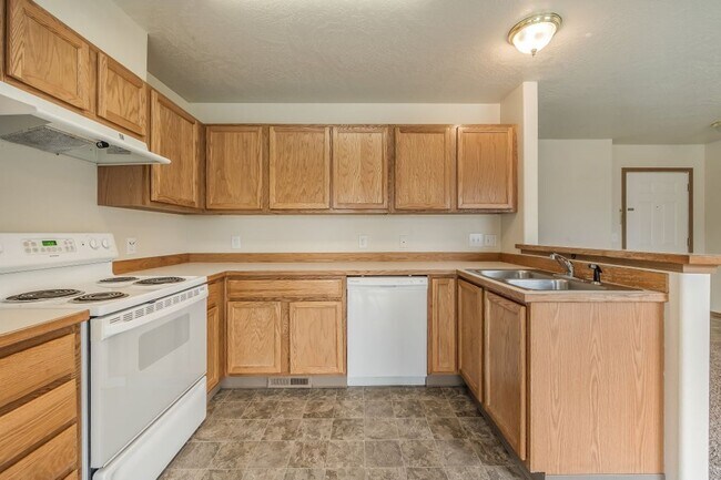Building Photo - 3 bed 2 bath duplex with sprinkler system