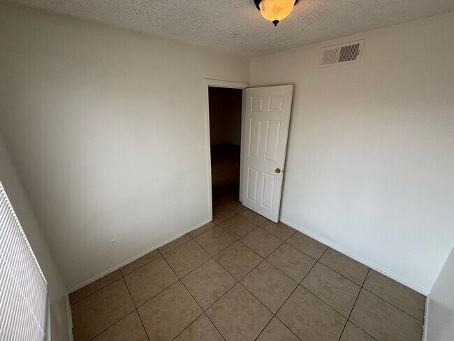 Building Photo - 4590 Carriage Park Dr