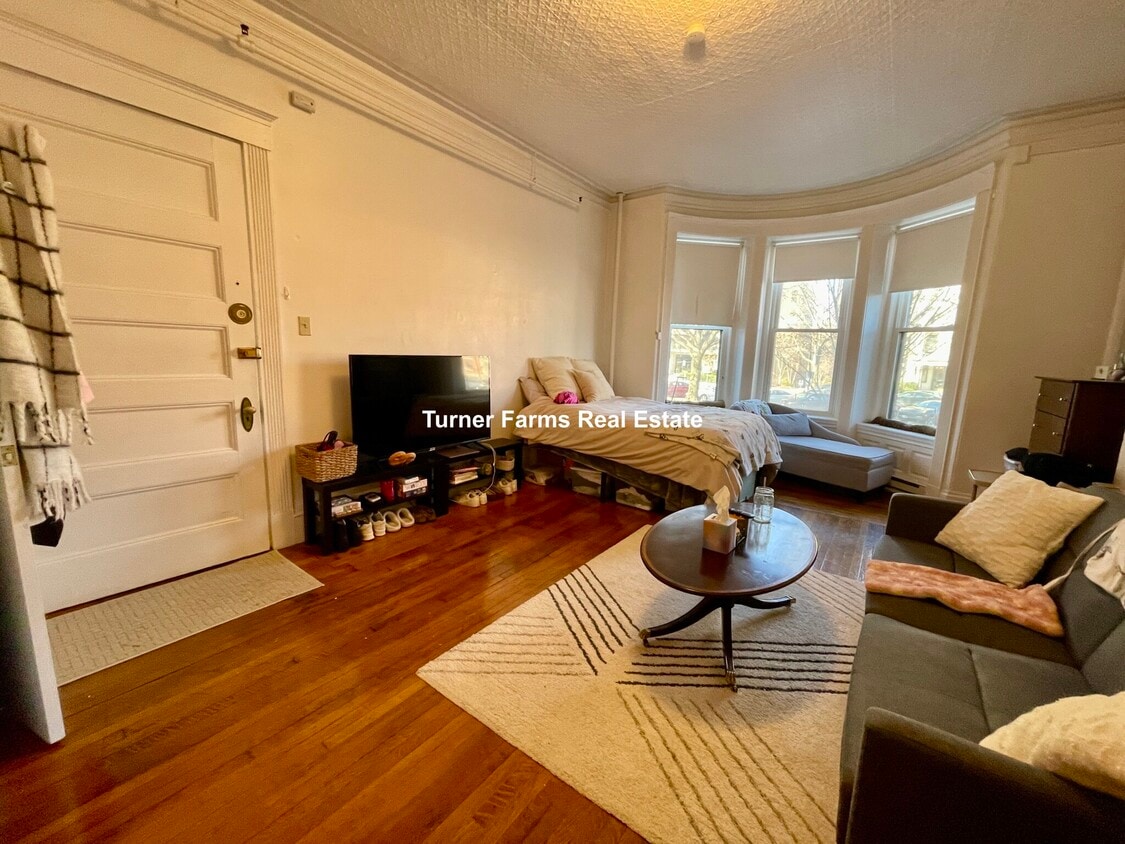 Building Photo - 1067 Beacon St