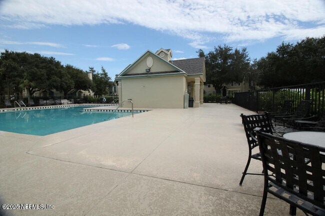 Building Photo - 13703 Richmond Park Dr N