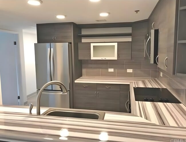 Building Photo - 425 W Beech St