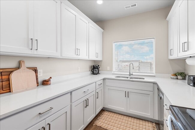 Building Photo - 475 175