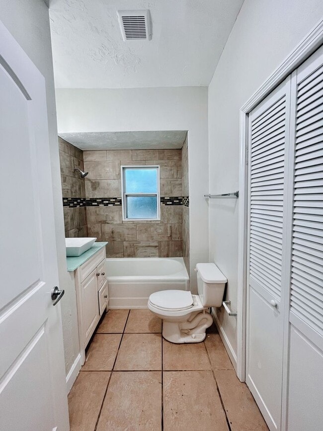 Building Photo - 3/2 Historic Home Available NOW!