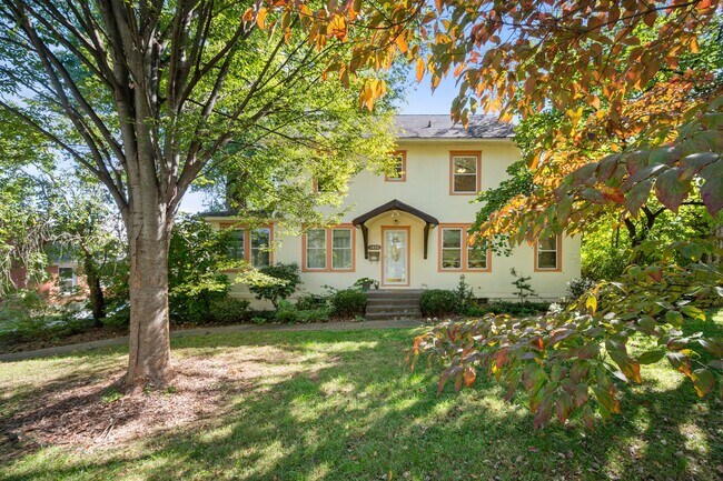 Building Photo - 4 Bed 2.5 Bath Home with a large backyard ...