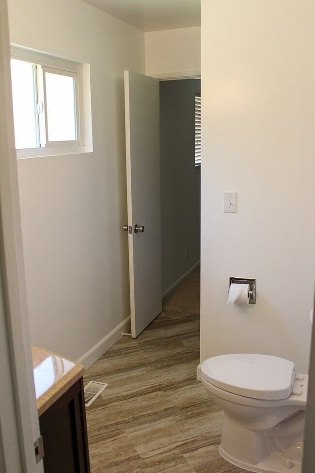 Building Photo - 3 Bedroom, 2 Bathroom Home in Chico with L...