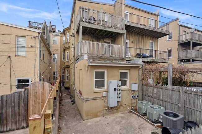 Building Photo - 2021 E Baltimore St