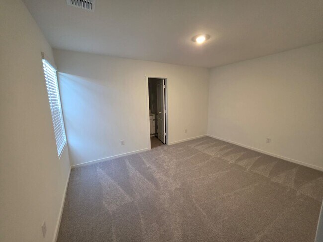 Building Photo - NEWLY BUILT 3 bedroom 2.5 Bath *2 MONTHS O...