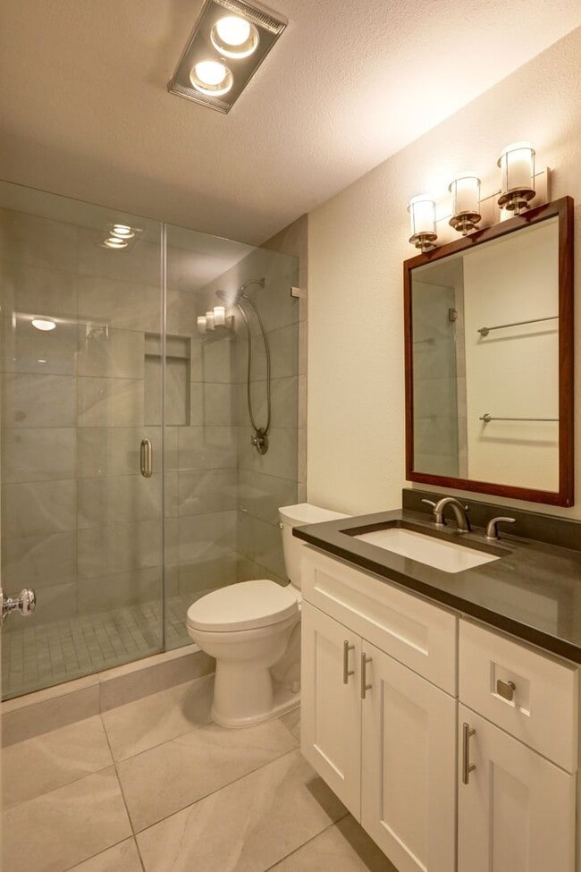 Building Photo - Prime Bellevue Location | 2 Bed Condo + Garage + Pool