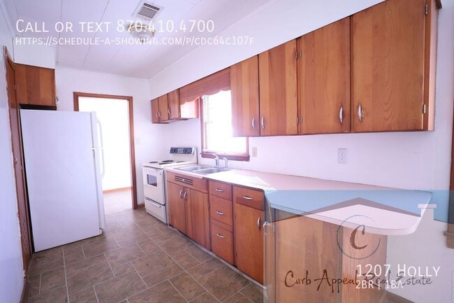 Building Photo - 1207 Holly-