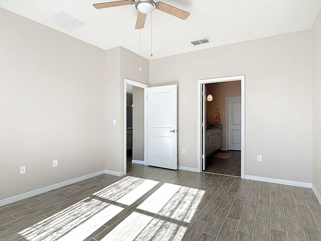 Building Photo - Beautiful Oak Leaf Preserve 3 Bedroom 2 Bathroom Smart Home