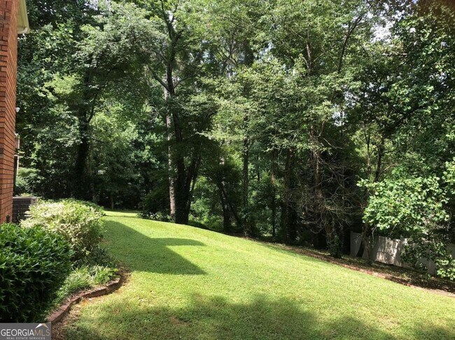 Building Photo - 2408 Crooked Tree Ct NE