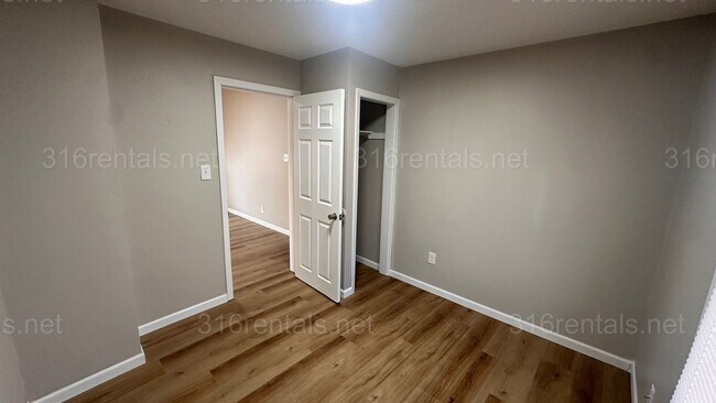 Building Photo - $1150- 3 bed 1 bath - Single Family Home with a fenced back yard!