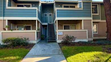 Building Photo - Remodeled 1 Bed 1 Bath Condo. Stainless Steel Appliances. Pool and Hot Tub