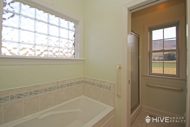 Building Photo - Peaceful One-Level Living with Mountain Views