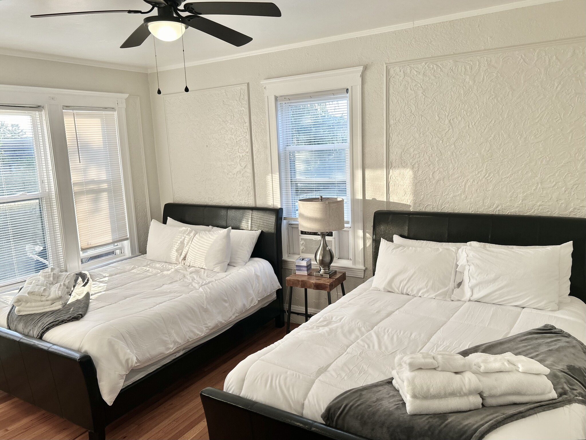 Bedroom 2 Queen double beds - 51 Hazelton St