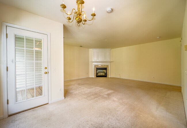 Building Photo - 2-level condo, conveniently located