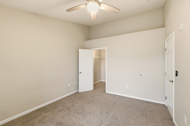 Building Photo - Beautiful 1 Bedroom Condo - Carport, Community and Gym available ASAP!