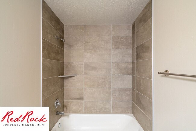 Building Photo - Stunning 4 Bedroom Townhome in Hurricane H...