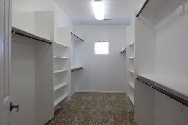 Building Photo - 2413 E Park View Ln