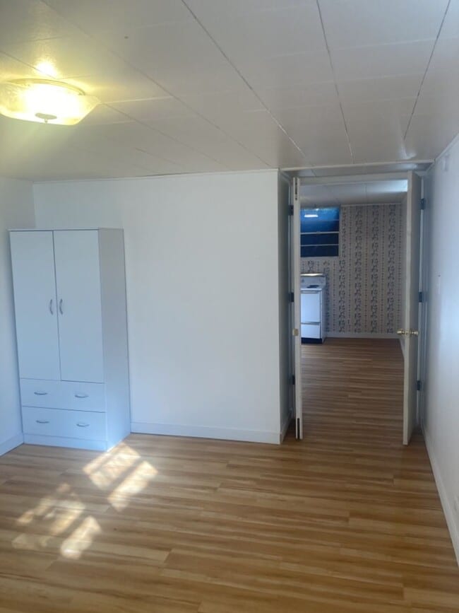 Building Photo - Move-In Bonus - 2 bed, 1 bath Basement Apa...