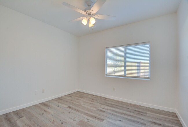 Building Photo - CLEAN, move in ready~GATED and super COMMU...