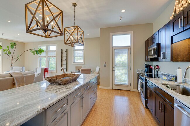 Building Photo - Stunning 3BR/2.5BA Condo in Prime Belmont/...
