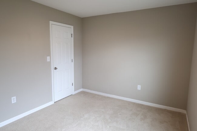 Building Photo - 1899 Lakecrest Dr