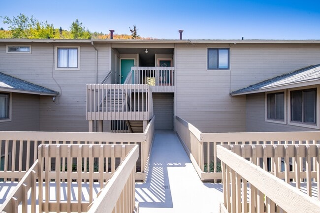 Building Photo - Bright and light Prospector Condo