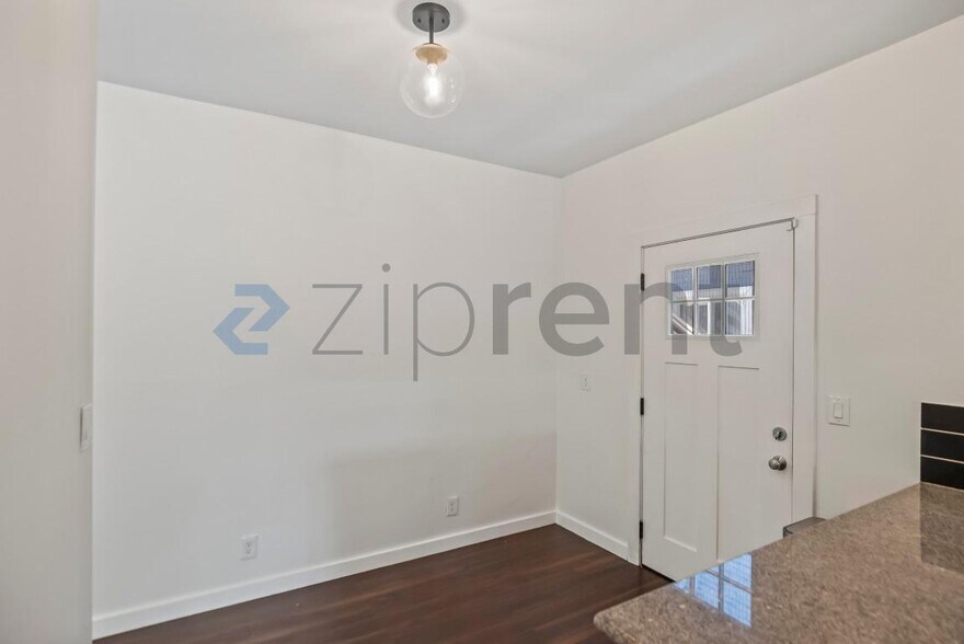 Building Photo - Unit 1104