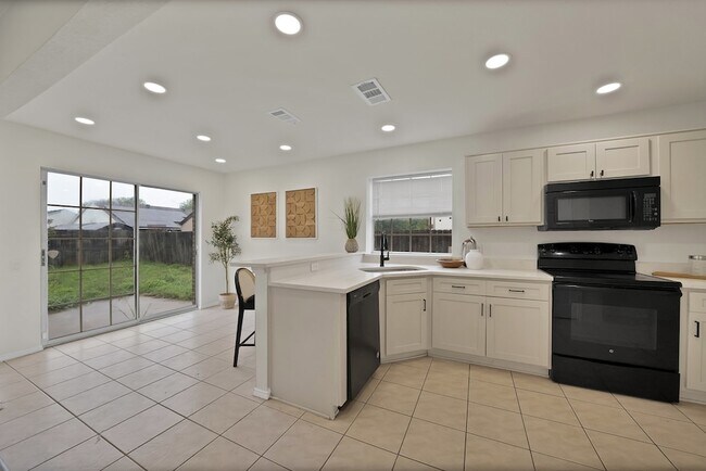 Building Photo - 7548 Meadow Creek Dr