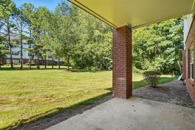 Building Photo - Move-in Ready: 2 Bedroom Condo!