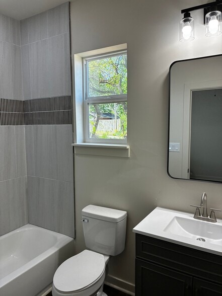 Building Photo - 824 W 29th St