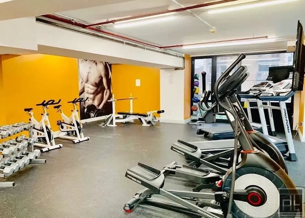 Building Photo - Stunning rent stabilized 1 bedroom with private balcony, onsite laundry, gym & roof deck