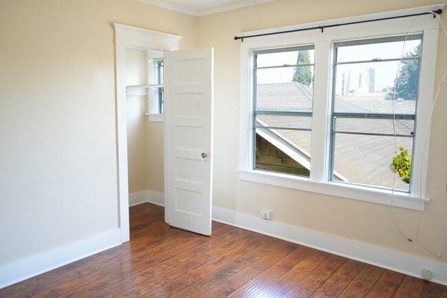 Building Photo - 1353 W 49th St