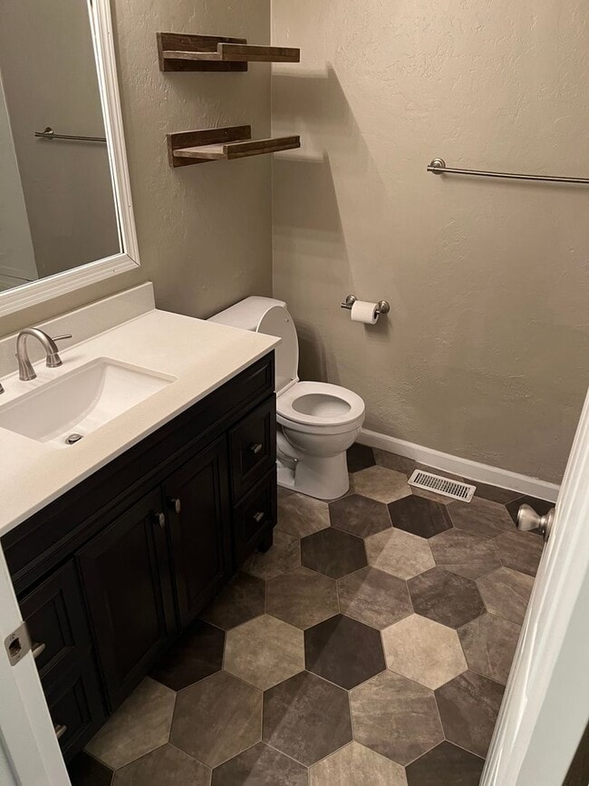 Building Photo - 3 Bedroom, 2 Bathroom House in Bethel Neig...
