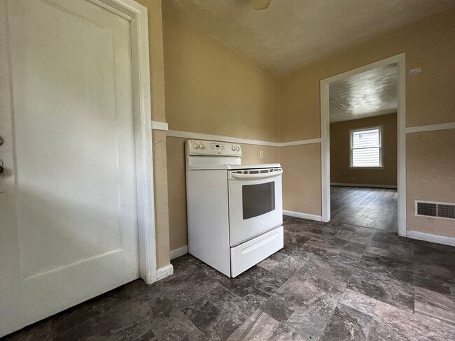 Building Photo - 2-Bedroom, 1-Bathroom Home with Basement –...