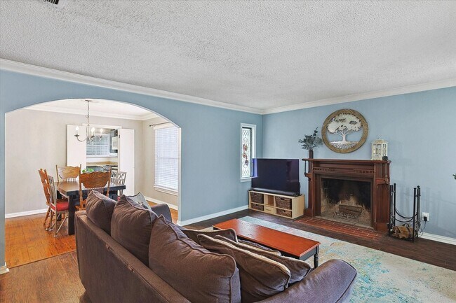 Building Photo - Amazing Historic 1940's Home in Original C...