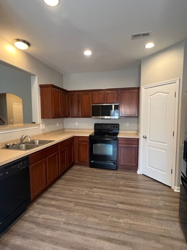 Building Photo - 4 bedroom home with fenced backyard locate...