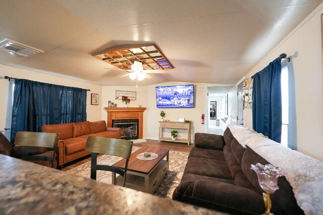 Building Photo - Fully Furnished 2 Bedroom/Baths - Executiv...