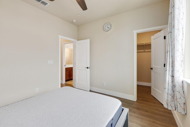 Building Photo - 10068 Carinata Dr