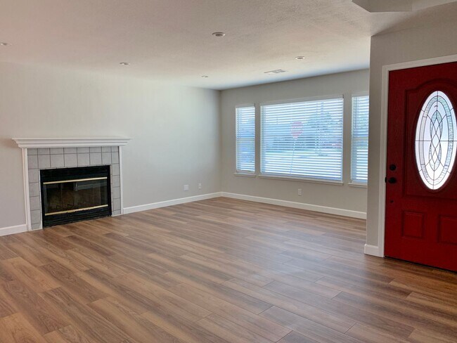 Building Photo - 900 Apricot Ln
