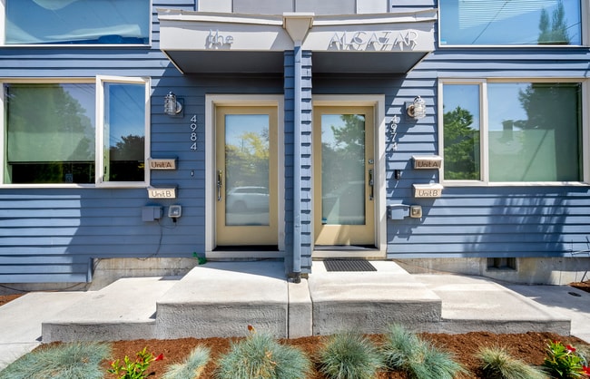 Building Photo - 4974-4984 NE 32nd Pl