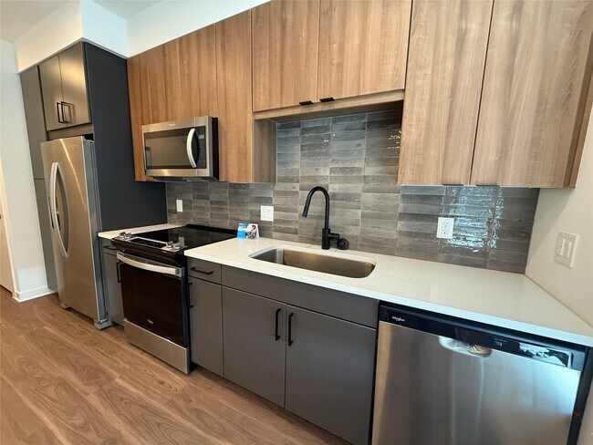 Building Photo - 10505 Deerwood Rd