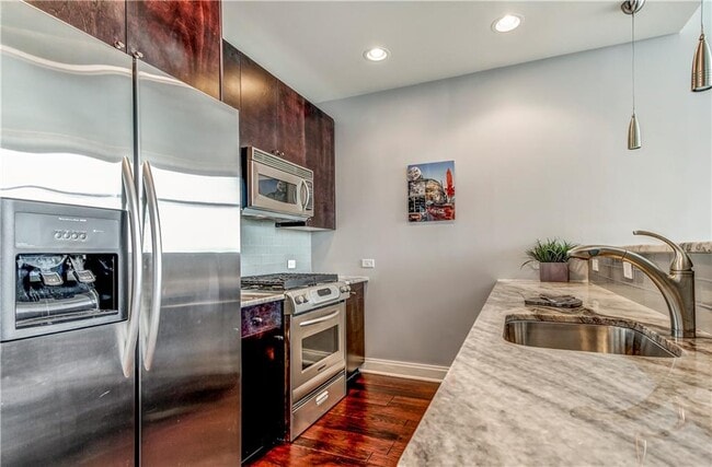 Building Photo - 905 Juniper St NE