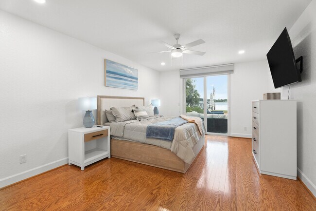 Building Photo - 114 S Lake Dr