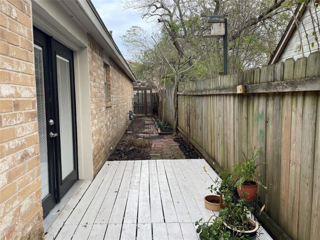 Building Photo - 22226 Meadowhill Dr